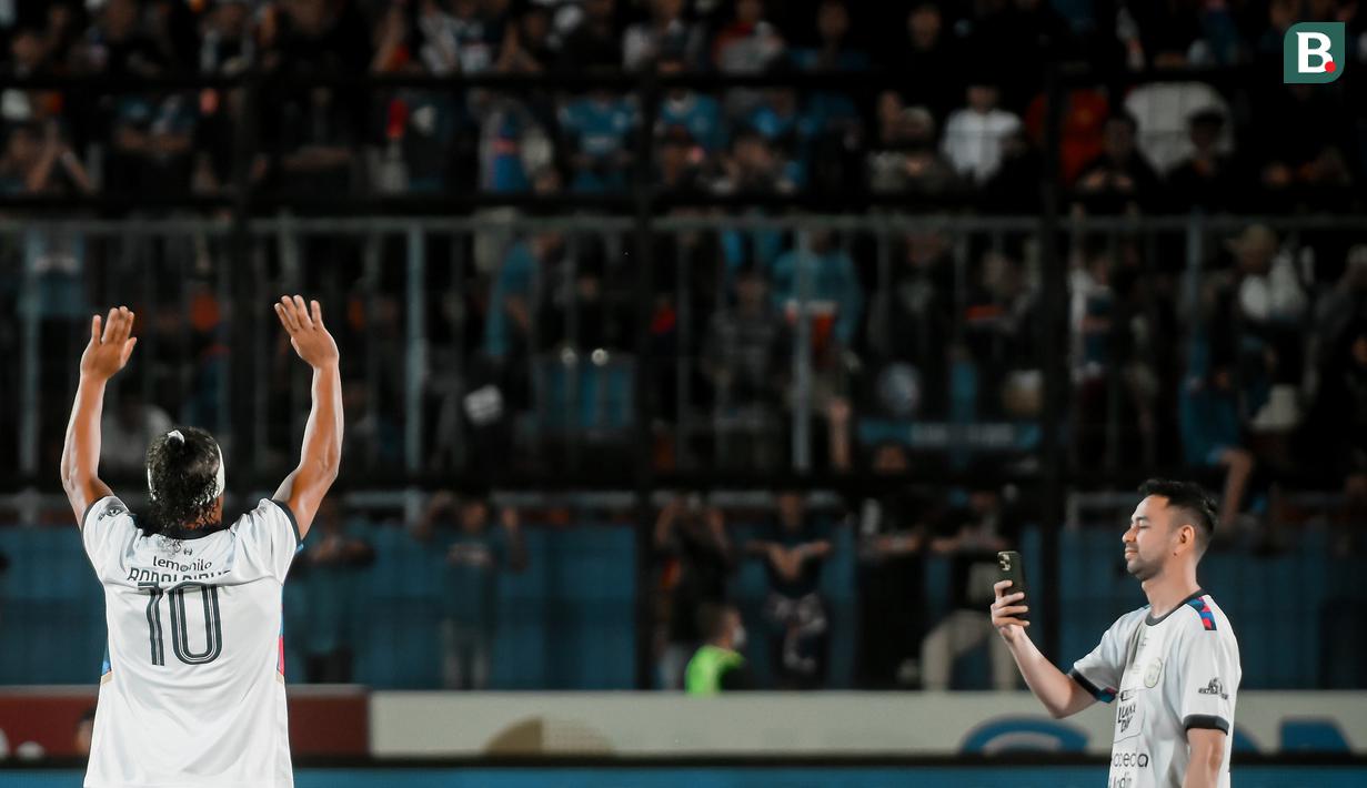 Seperti diketahui kenapa Ronaldinho memakai nomor punggung 10 dalam pertandingan tersebut dikarenakan Ronaldinho terkenal dengan nomor sakral itu saat membela Barcelona. (Bola.com/Iwan Setiawan)