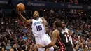 DePemain Charlotte Hornets, Kemba Walker #15 mencoba melakukan layup saat dihadang pemain  Miami Heat,  Rodney McGruder #17 pada laga NBA di Spectrum Center, (29/12/2016). Hornets menang 91-82. (Reuters/Sam Sharpe-USA TODAY Sports)