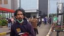 Para karyawan mengevakuasi diri dari kantor mereka tak lama setelah gempa mengguncang Serpong, Tangerang Selatan, Banten, Jumat (14/1/2022). Gempa magnitudo 6,7 yang berpusat di Banten pada pukul 16.05 WIB membuat kepanikan di berbagai daerah. (ANTO/AFP)