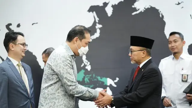 Presiden Joko Widodo (Jokowi) menunjuk Zulkifli Hasan menjadi Menteri Perdagangan. Zulkifli Hasan dalam serah terima jabatan di Kementerian Perdagangan.