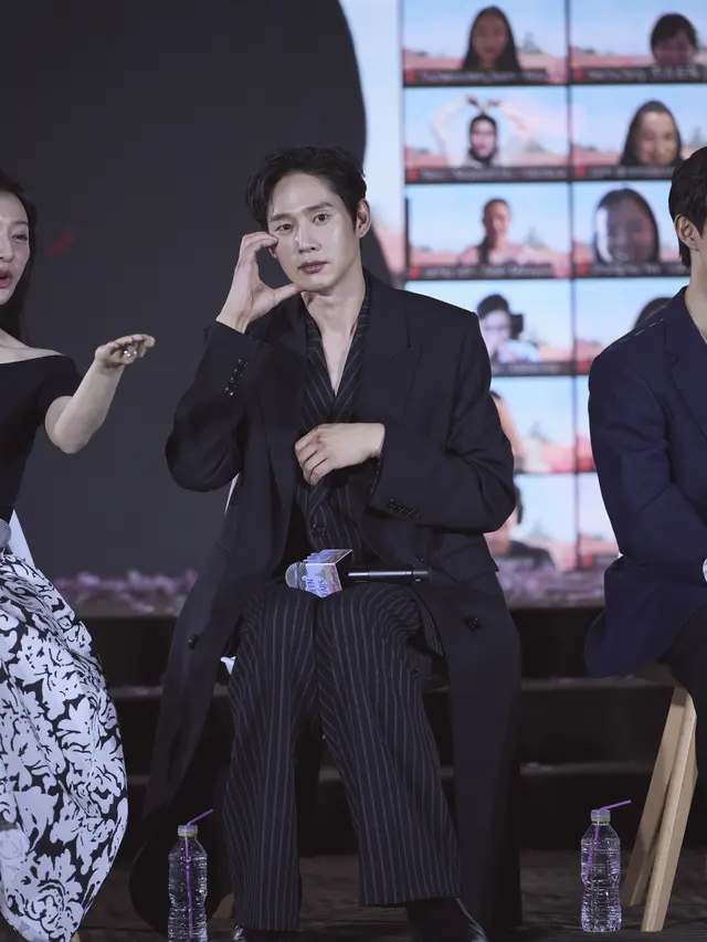 Park Sung Hoon dalam konferensi pers drakor Queen of Tears. (Foto: dok. Netflix)