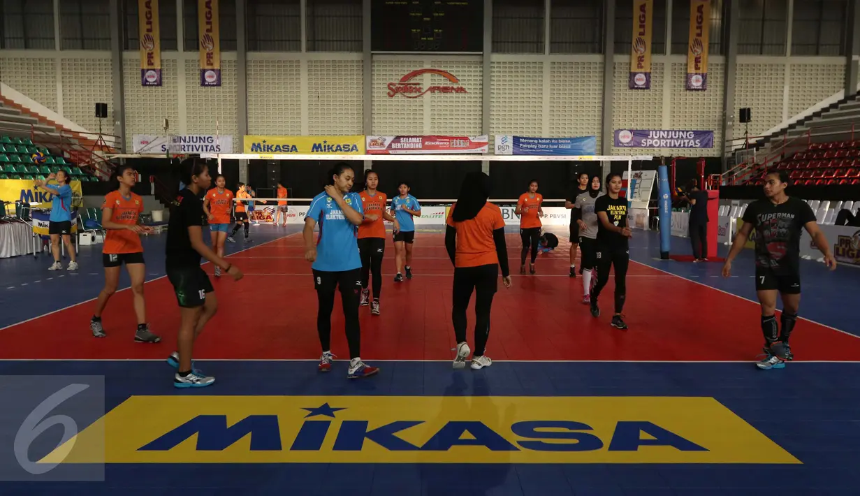 Pemain Jakarta Elektrik PLN melakukan latihan sebelum bertanding di Sritex arena, Sriwedari, Solo, Sabtu (8/4). Tim Jakarta Elektrik PLN akan menghadapi tim Petrokimia dalam ajang final Four putaran pertama proliga 2017. (Liputan6.com/Gempur M. Surya)