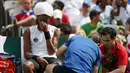 Tim Medis mengobati cidera pemain Tenis asal Jerman, Dustin Brown saat berlaga di Olimpiade Rio 2016 melawan Thomaz Bellucci asal Brasil, Brasil (7/8). (REUTERS) 
