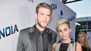 Melansir US Weekly (6/11), Miley Cyrus dan Liam Hemsworth terlihat sedang melangkah bersama di acara peresmian gallery seni Pal pada Jumat (4/11). Tanpa malu, keduanya berpose bersama dan menatap kamera. (AFP/Bintang.com)