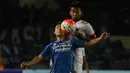 Pemain Persib Bandung, Kim Kurniawan berebut bola dengan pemain Bali United, Syakir Sulaiman pada laga Torabika Soccer Championship 2016 di Stadion Si Jalak Harupat, Soreang, Bandung, Sabtu (14/5/2016). (Bola.com/Nicklas Hanoatubun)