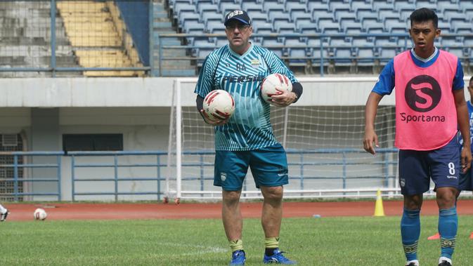 Pelatih Persib Bandung Robert Rene Alberts. (Liputan6.com/Huyogo Simbolon)