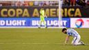 Reaksi Kapten Argentina, Lionel Messi usai negaranya kalah dari Cile, pada laga final Copa America Centenario 2016, di Stadion East Rutherford, New Jersey, Senin (27/6/2016) pagi WIB. Tim Tango takluk via adu penalti dengan skor 2-4. (Reuters/Adam Hunger)