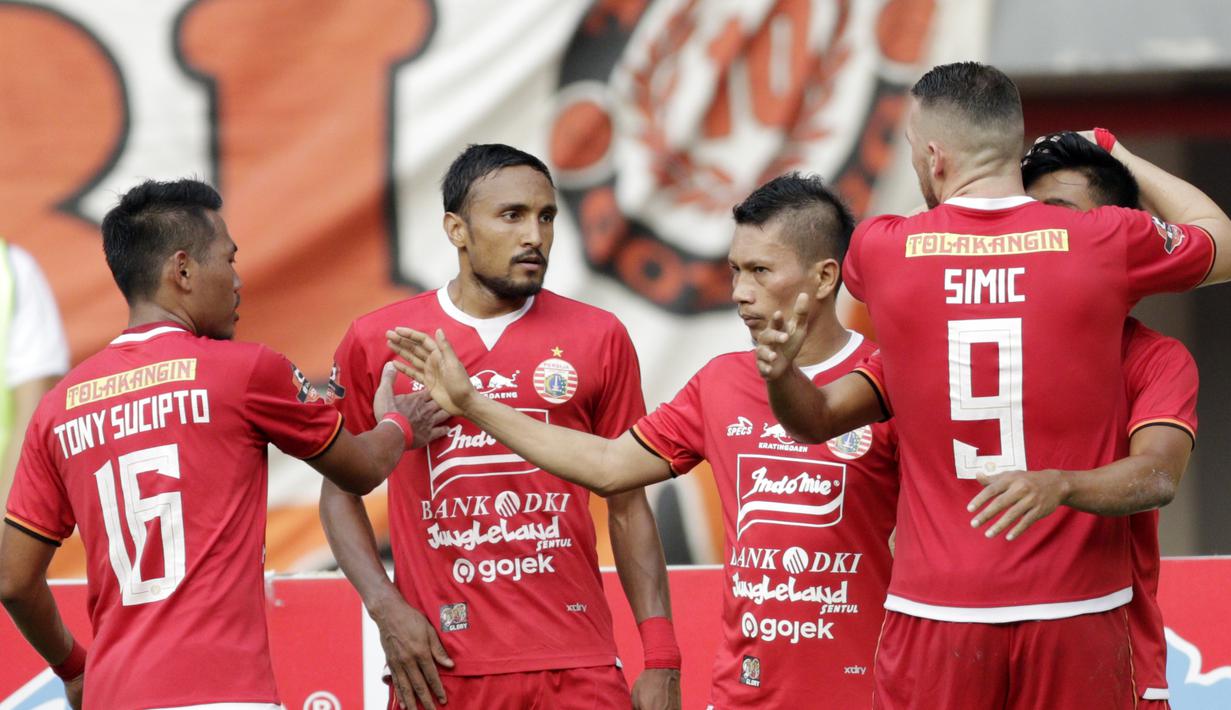 Pemain Persija Jakarta merayakan gol yang dicetak oleh Heri Susanto, ke gawang Barito Putra pada laga Liga 1 2019 di Stadion Patriot, Bekasi, Senin (23/9/2019). Persija menang 1-0 atas Barito Putra. (Bola.com/M Iqbal Ichsan)
