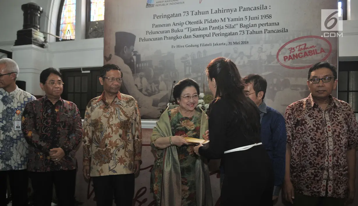 Presiden ke-5 RI sekaligus Ketua Dewan pengarah BPIP Megawati Soekarnoputri mendapat buku 'Tjamkan Pantja Sila' saat menghadiri Peringatan 73 Tahun Lahirnya Pancasila di Museum Filateli, Jakarta, Kamis (31/5). (Merdeka.com/Iqbal S. Nugroho)