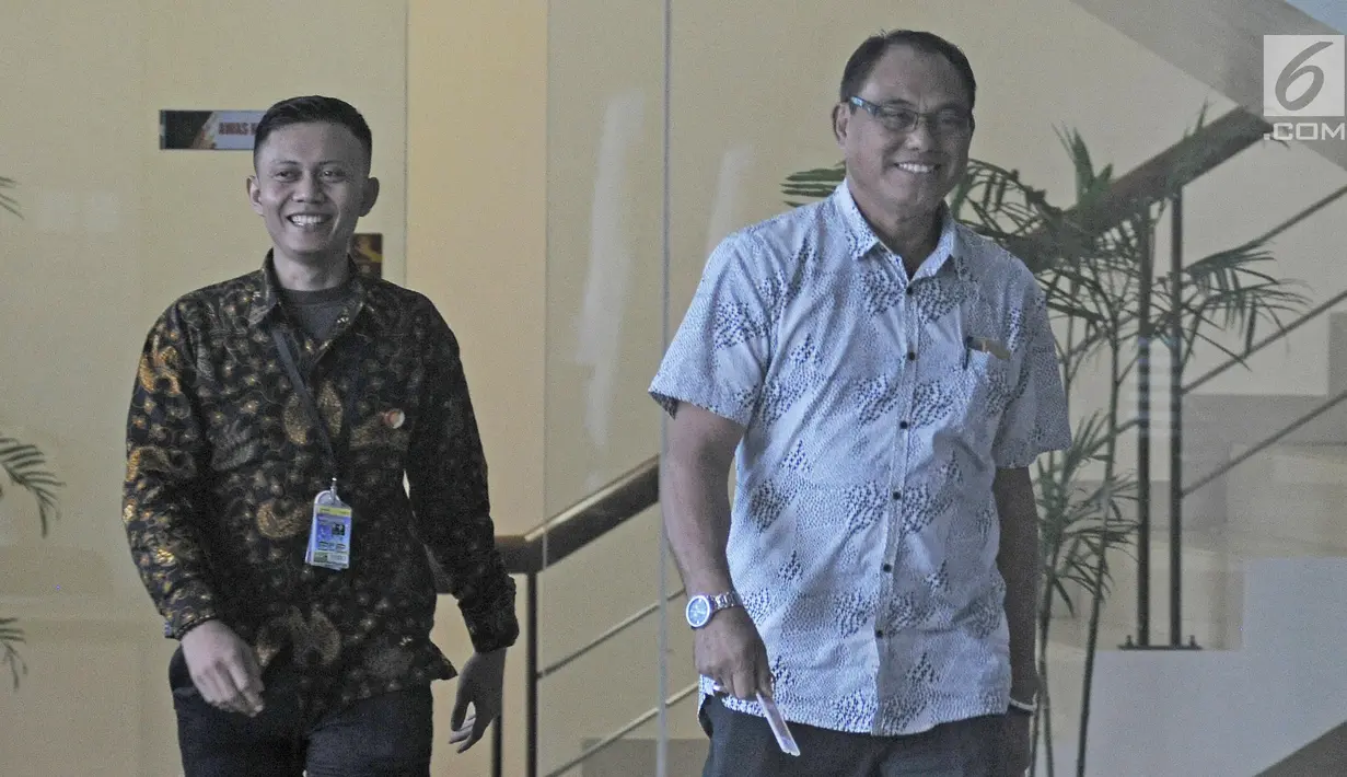Ekspresi ajudan terdakwa Setya Novanto, Corneles Towoliu usai menjalani pemeriksaan di Gedung KPK, Jakarta, Jumat (9/2). Corneles juga pernah diperiksa sebagai saksi dugaan kasus megakorupsi e-KTP pada 18 September 2017. (Liputan6.com/Herman Zakharia)