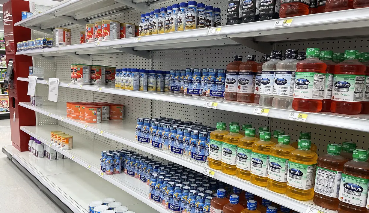 <p>Sebuah tanda terpasang di dekat sejumlah kecil campuran minuman nutrisi balita di tengah kelangkaan susu formula bayi di Target di Stevensville, Maryland, AS, pada 16 Mei 2022. Kelangkaan susu formula bayi secara nasional berlanjut karena krisis rantai pasokan terkait dengan pandemi covid-19 yang telah membebani stok susu formula negara, sebuah masalah yang semakin diperburuk oleh penarikan produk utama pada bulan Februari. (Jim WATSON / AFP)</p>
