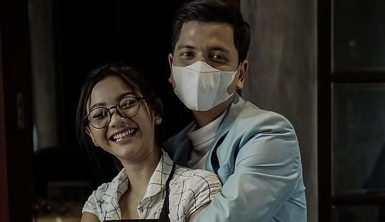 "Kamu... satu kata untuk sekarang yang menurut aku mempunyai banyak makna, kebahagiaan, rasa syukur, dan kamu adalah sosok yang bisa bikin hari-hari aku lebih hidup," demikian puisi Rendi. (Instagram/rickyelsa_)