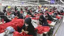 Para pekerja sedang memproduksi jersey Timnas Indonesia di pabrik yang berada daerah Bandung, Jawa Barat pada Rabu (12/2/2025). (Bola.com/Abdul Aziz)