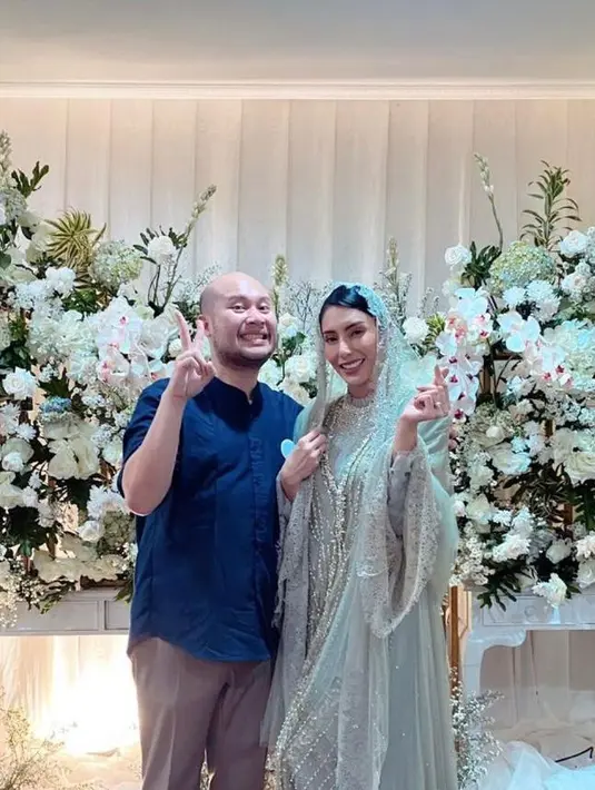 Sebab, ia baru saja melangsungkan pengajian jelang pernikahannya dengan Tengku Tezi. [Instagram/tyasmirasih]