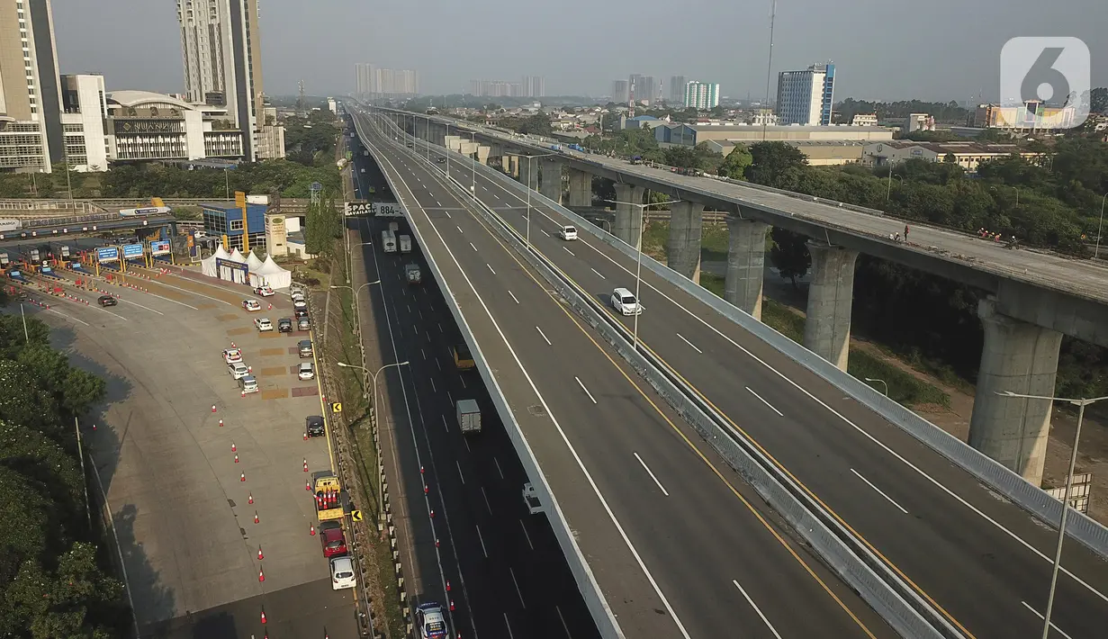 Foto udara penyekatan kendaraan yang melintas di KM 31 Tol Jakarta-Cikampek, Kabupaten Bekasi, Jawa Barat, Sabtu (17/7/2021). Penyekatan dilakukan untuk mengantisipasi lonjakan lalu lintas jelang hari libur Idul Adha. (Liputan6.com/Herman Zakharia)