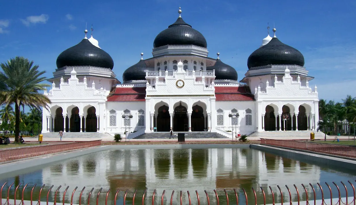 Masjid Raya Baiturrahman di Banda Aceh merupakan salah satu masjid berarsitektur termegah di dunia. Mesjid ini juga merupakan salah satu mesjid tertua di Indonesia yang dapat menampung  hingga 9.000 jamaah. (Istimewa)