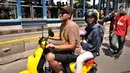 Warga mengendarai sepeda listrik Migo e-Bike berkeliling saat Car Free Day di Bundaran HI, Jakarta, Minggu (30/12). Migo merupakan layanan transportasi e-Bike sharing pertama di Indonesia. (Merdeka.com/Iqbal S. Nugroho)