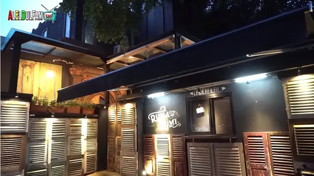 7 Potret Kafe El Rumi, Bergaya Vintage Penuh Hiasan Dari Kayu Jati
