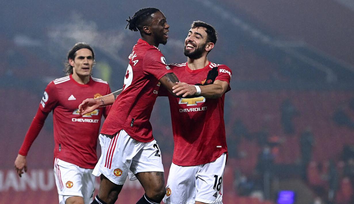 Pemain Manchester United, Aaron Wan-Bissaka, melakukan selebrasi usai mencetak gol ke gawang Southampton pada laga Liga Inggris di Stadion Old Trafford, Selasa (2/2/2021). Setan Merah menang dengan skor 9-0. (Laurence Griffiths/Pool via AP)