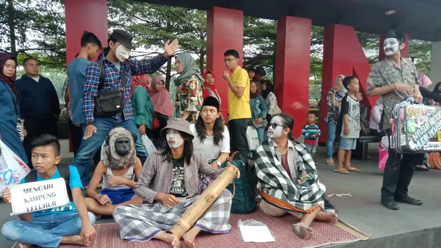 Seniman di Bandung merespon fenomena mudik dengan melakukan pantomim