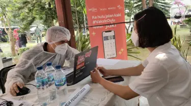 Warga mendaftar vaksinasi Covid-19 di vaksin keliling, Jakarta Timur, Minggu (31/07/2021). Pemprov DKI Jakarta, Bank DKI dan Jakarta Experience Board (JXB) berkolaborasi dalam program Mobil Vaksin Keliling dengan menyediakan 2 unit mobil, tenaga dan alat kesehatan. (Liputan6.com/HO/Helmi)