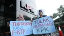 Perwakilan dari peserta PPWK Lakpesdam-PBNU melakukan aksi dukungan di Gedung KPK, Jakarta, Kamis (12/10). Mereka menyampaikan pernyataan sikap, korupsi merupakan kejahatan luar biasa. (Liputan6.com/Helmi Fithriansyah)