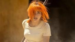 Nami si kucing pencuri memang identik dengan rambut oren. Emily Rudd yang memerankan Nami juga rambutnya dicat kuning serta membawa tongkat. Aksi Emily perankan Nami penuh totalitas sehingga bikin kagum fans One Piece. (LIputan6.com/IG/netflix)