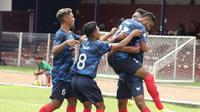 Pemain Persedikab merayakan gol saat mengalahkan Persekam Metro FC 1-0 pada penyisihan Grup A Liga 3 Regional Jatim di Stadion Brawijaya Kota Kediri, Jumat (12/11/2021). (Bola.com/Gatot Susetyo)