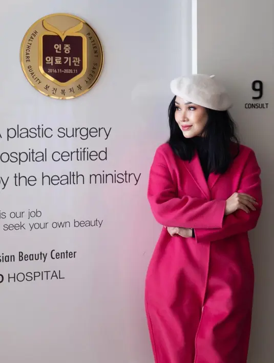 “It’s still my face, but younger version of me,” lanjutnya. Bagaimana menurutmu penampilan terbaru Titi DJ? [IG: ti2dj].