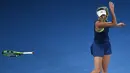 Petenis Denmark, Caroline Wozniacki melempar raketnya ketika melawan petenis Belanda, Kiki Bertend di babak ketiga Australia Terbuka 2018, Jumat (19/1). Wozniacki kecewa dengan keputusan wasit yang membuatnya kehilangan satu poin. (WILLIAM WEST/AFP)