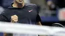 Petenis Swiss, Roger Federer berselebrasi usai pukulan bolanya masuk saat berhadapan dengan Petenis AS, Frances Tiafoe pada turnamen tenis AS Terbuka 2017 di New York (29/8).  Federer menang 4-6, 6-2, 6-1, 1-6, 6-4. (AP Photo/Julio Cortez)