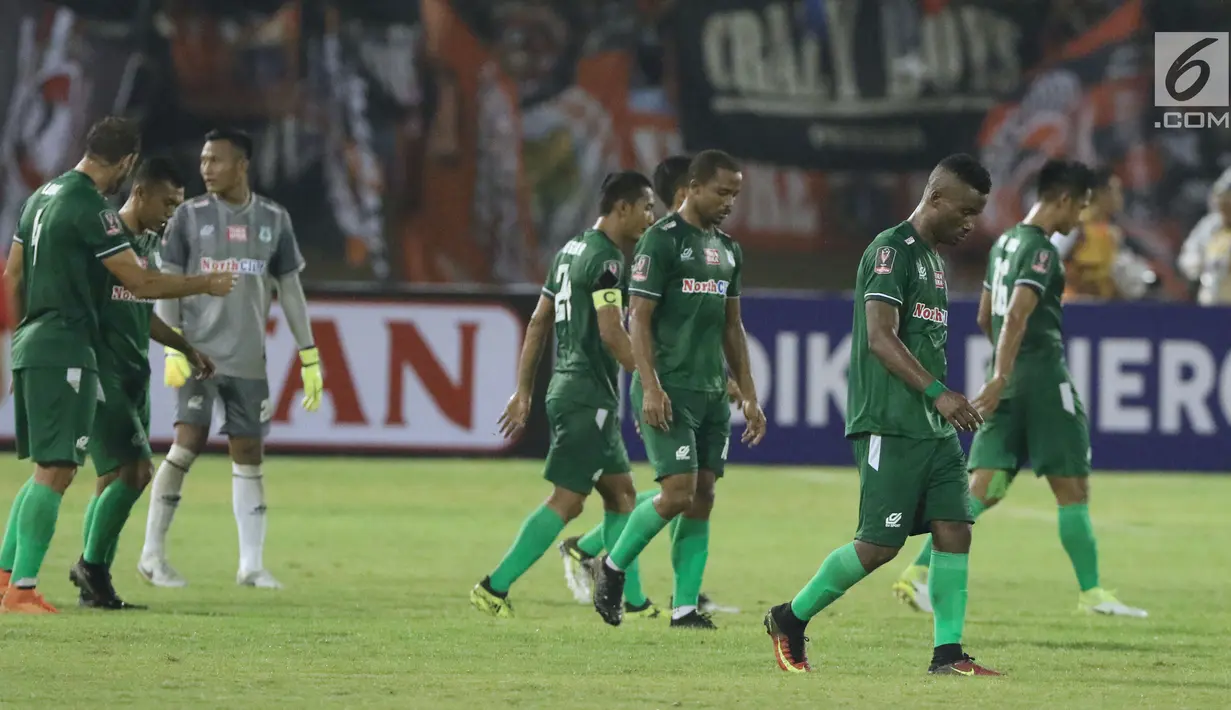 Pemain PSMS tertunduk usai jeda laga melawan Persija pada laga pertama semifinal Piala Presiden 2018 di Stadion Manahan, Solo, Jawa Tengah, Sabtu (10/2). Persija menang 4-1. (Liputan6.com/Helmi Fithriansyah)
