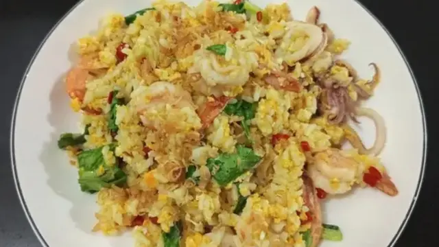 Resep nasi goreng kunyit seafood. (dok. Cookpad @vifya_vie21)