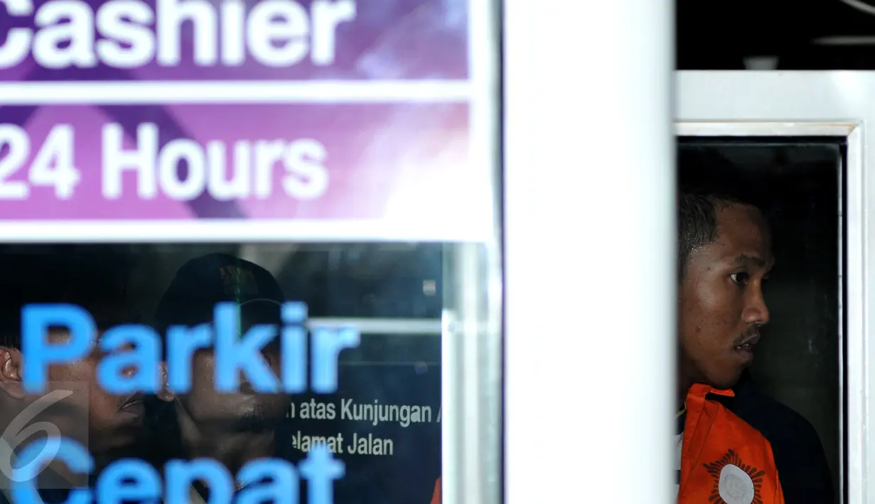 Polda Metro Jaya menggelar rekonstruksi pembunuhan Asep Suryadi, petugas parkir di Pusat Perbelanjaan Senayan, Jakarta, Jumat (2/10/2015). Reka ulang ini diperagakan langsung oleh tersangka, Ali Akbar alias Ali Tomket. (Liputan6.com/Andrian M Tunay)