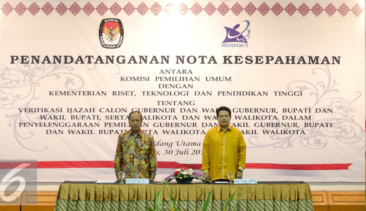 Mohammad Nasir (kiri) bersama Husni Kamil saat mengikuti penandatangan nota kesepahaman di Kantor KPU, Jakarta, Kamis (30/7/2015). Penandatangan terkait kerjasama verifikasi ijazah dalam rangka Pilkada serentak. (Liputan6.com/Faizal Fanani)