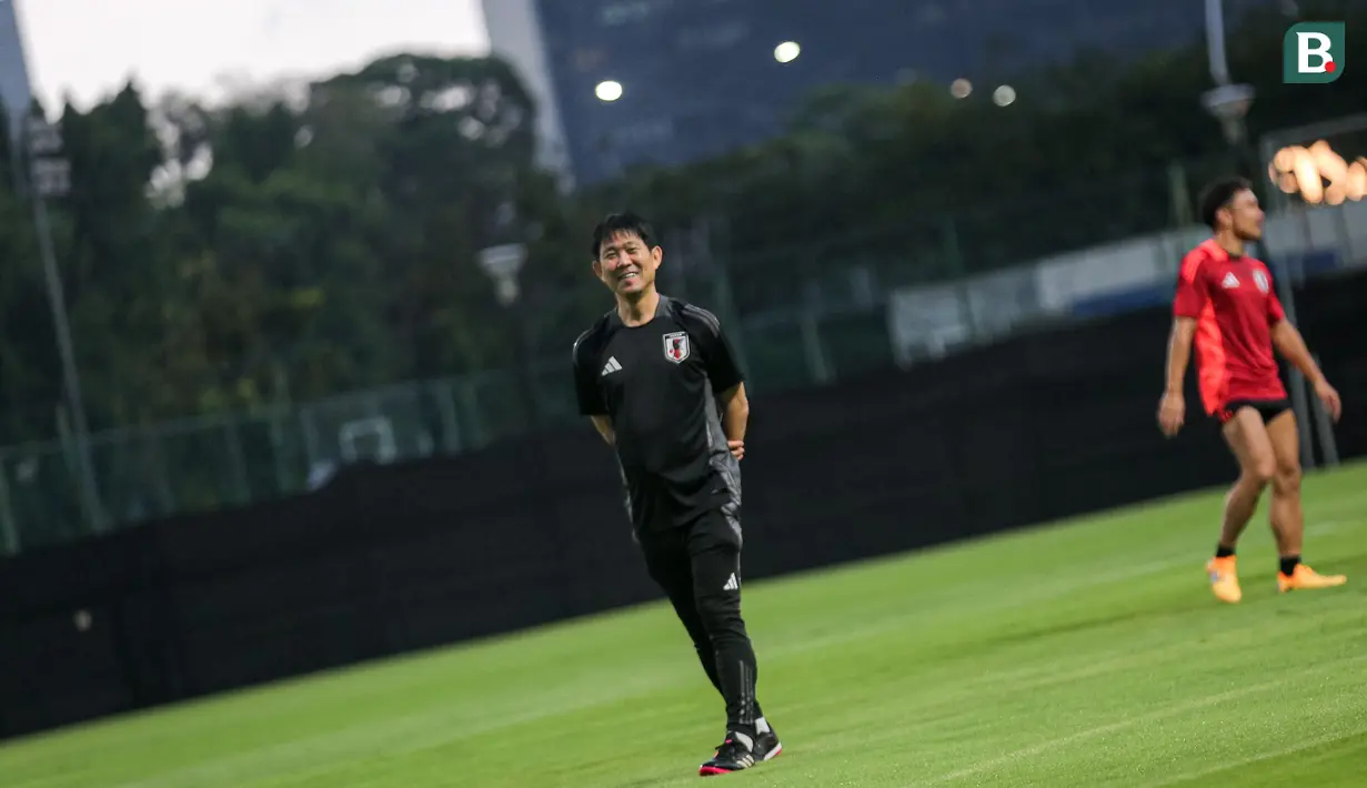 <p>Pelatih Jepang, Hajime Moriyasu saat memimpin latihan perdana menjelang laga putaran ketiga Kualifikasi Piala Dunia 2026 melawan Timnas Indonesia yang berlangsung di Lapangan A, kompleks SUGK, Senayan, Jakarta, Senin (11/11/2024). (Bola.com/Bagaskara Lazuardi)</p>