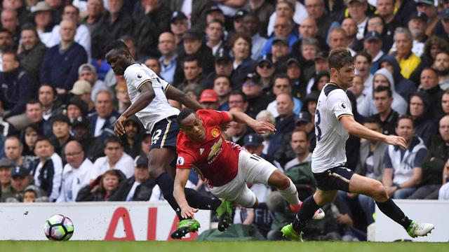 Manchester United Tumbang di White Hart Lane