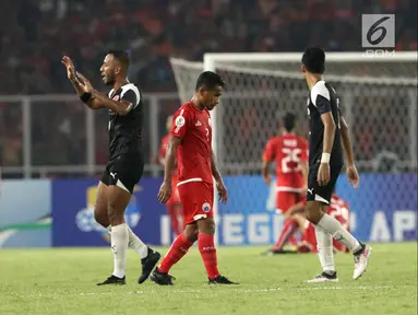 Pemain Persija, Ramdani Lestaluhu tertunduk usai pemain Home United mencetak gol saat laga kedua Semifinal Zona Asia Tenggara Piala AFC 2018 di Stadion GBK, Jakarta, Selasa (15/5). Babak pertama Persija tertinggal 1-3. (Liputan6.com/Helmi Fithriansyah)