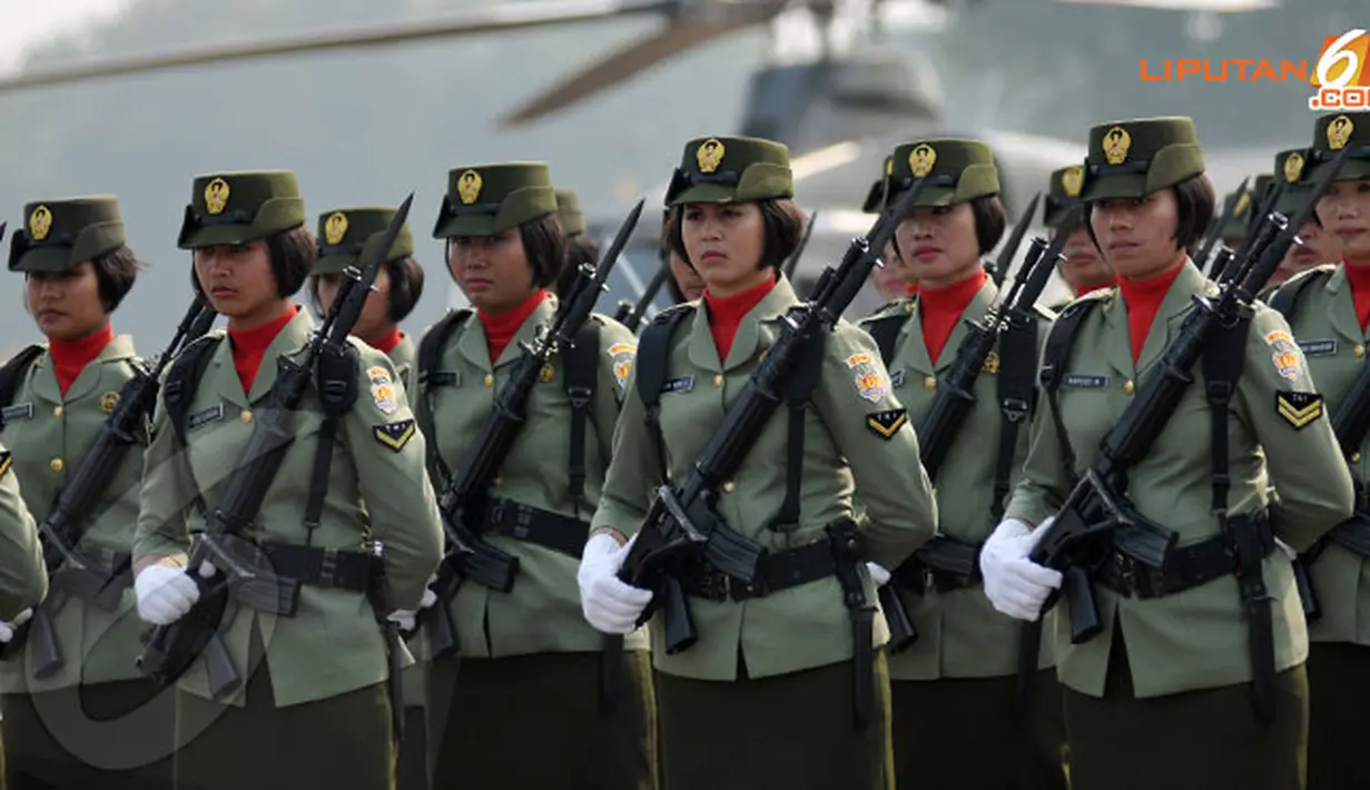 Ketegasan juga terpancar dari wajah anggota Korps Wanita Angkatan Darat (Kowad) saat perayaan HUT TNI k- 68 di Lanud Halim Perdanakusuma (Liputan6.com/ Helmi Fithriansyah)