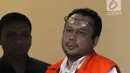 Mantan anggota DPRD Sumatera Utara Restu Kurniawan Sarumaha usai menjalani pemeriksaan lanjutan di Gedung KPK, Jakarta, Jumat (7/12). Restu juga diduga menerima suap terkait pengesahan perubahan APBD 2013, 2014, dan 2015. (Merdeka.com/Dwi Narwoko)