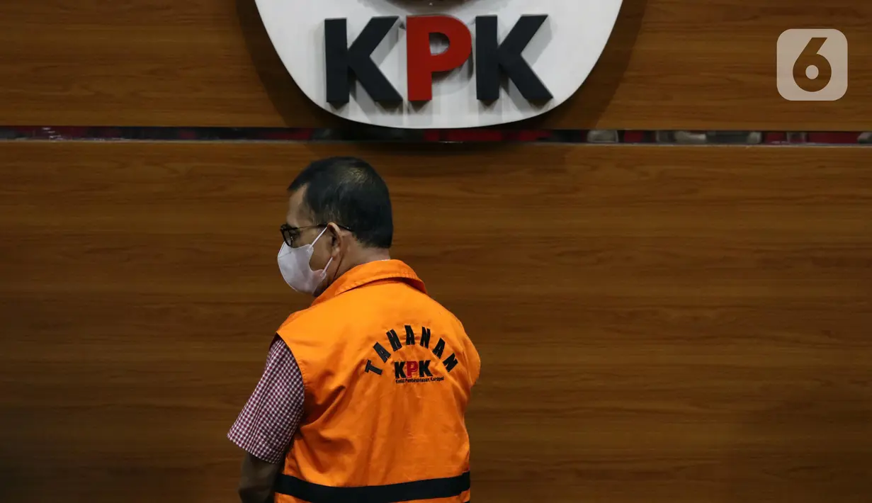 Walikota Cimahi periode 2017-2022, Ajay Muhammad Priatna (rompi oranye) saat rilis penahanan di Gedung KPK, Jakarta, Kamis (18/8/2022). Ajay M Priatna telah dua kali menjadi tersangka kasus korupsi. Pertama pada 2020 silam, Ajay menjadi tersangka kasus dugaan korupsi izin proyek Rumah Sakit Kasih Bunda. Kali ini, Ajay tersangkut dugaan suap kasus dugaan gratifikasi di lingkungan Pemkot Cimahi. (Liputan6.com/Helmi Fithriansyah)