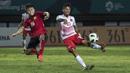 Penyerang Indonesia, Stefano Lilipaly, melepaskan tendangan saat melawan Laos pada laga Asian Games di Stadion Patriot, Jawa Barat, Jumat (17/8/2018). (Bola.com/Vitalis Yogi Trisna)