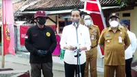 Presiden Joko Widodo (Jokowi) meninjau langsung vaksinasi Covid-19 massal bagi pelajar dan masyarakat  di Cirebon dan Kuningan, Jawa Barat.