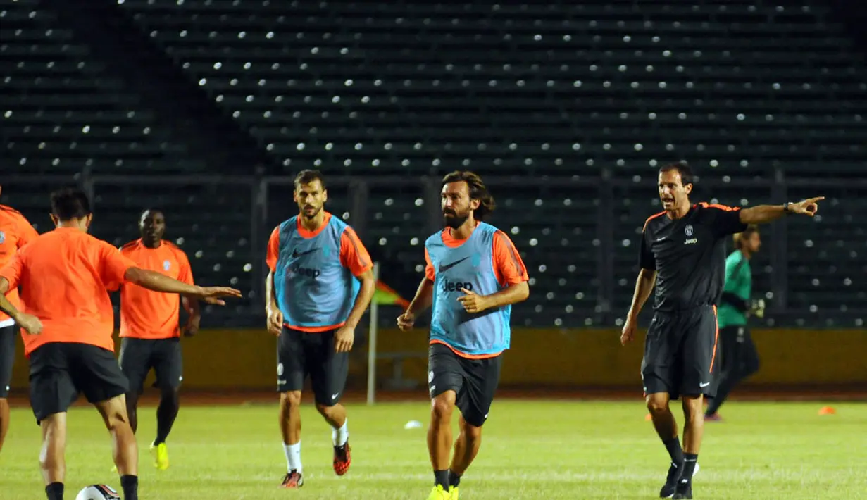 Pelatih Juventus, Massimiliano Allegri (kanan), memberikan instruksi langsung saat memimpin latihan di Stadion GBK Jakarta, (5/8/2014). (Liputan6.com/Helmi Fithriansyah) 
