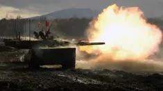 Tank Angkatan Darat Bela Diri Jepang Tipe 90 menembakkan senjatanya ke sasaran saat latihan tahunan di Minami Eniwa Camp, Eniwa, Pulau Hokkaido, Jepang, 6 Desember 2021. Negara dengan kekuatan militer tidak terlalu disorot dunia ini justru terus membangun kekuatan militer. (AP Photo/Eugene Hoshiko)