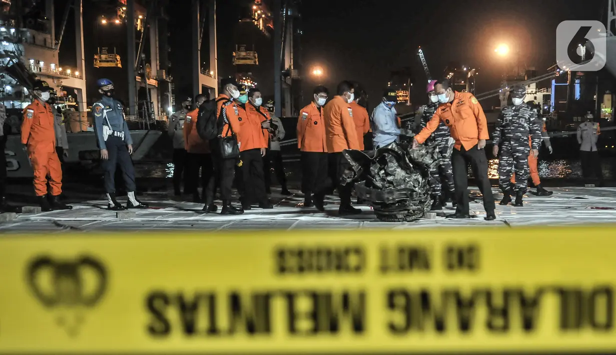 Tim KNKT dan Basarnas mengidentifikasi turbin pesawat Sriwijaya Air SJ-182 di Dermaga JICT 2, Tanjung Priok, Jakarta, Minggu (10/1/2021). Potongan mesin jenis pesawat Boeing 737-500 yang ditemukan di perairan Kepulauan Seribu itu diangkat dengan crane milik KRI Cucut 866. (merdeka.com/Iqbal Nugroho)