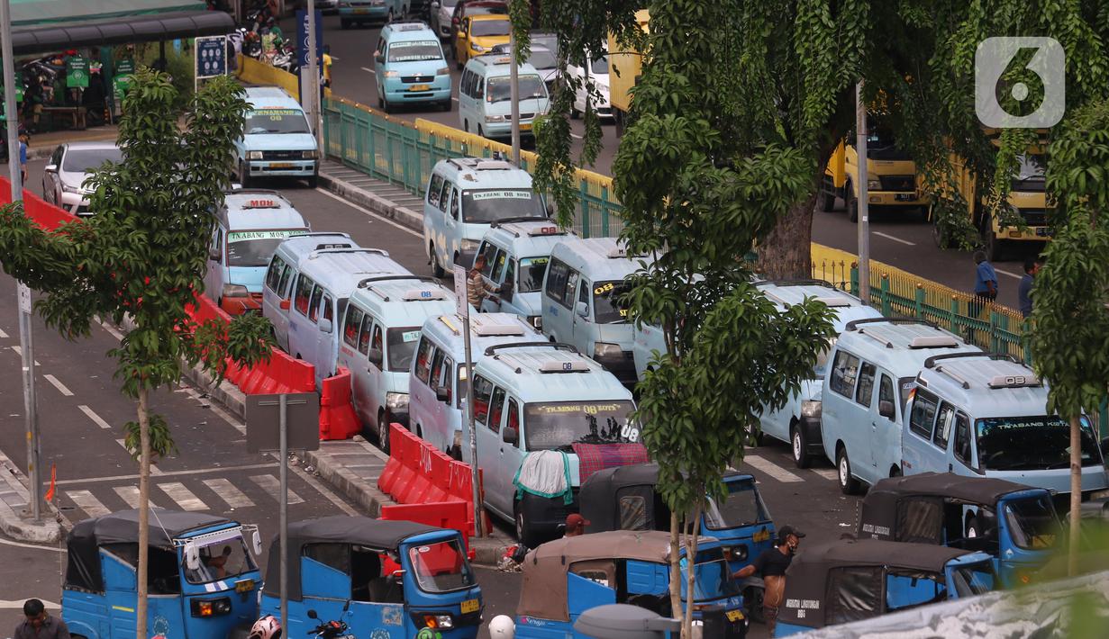 Antrean pengemudi angkot menunggu penumpang di kawasan Stasiun Tanah Abang, Jakarta, Kamis (7/1/2021). Pemerintah akan melakukan pembatasan kapasitas dan operasional transportasi umum seiring diterapkannya kebijakan Pembatasan Kegiatan Masyarakat (PKM) di Jawa dan Bali. (Liputan6.com/Angga Yuniar)