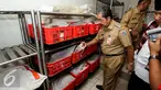 Petugas Dinas Peternakan, Perikanan dan Kelautan melakukan sidak bahan pangan di salah satu pusat perbelanjaan di Jakarta, Selasa (16/6/2015). Sidak memastikan bahan pangan yang dijual aman dan layak dikonsumsi jelang ramadan. (Liputan6.com/Faizal Fanani)