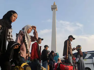 Calon pemudik saat tiba di kawasan Monumen Nasional, Jakarta, Kamis (4/4/2024). (Liputan6.com/Herman Zakharia)