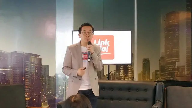 CEO LinkAja Danu Wicaksana memamerkan keunggulan dompet digital yang digagas oleh BUMN.